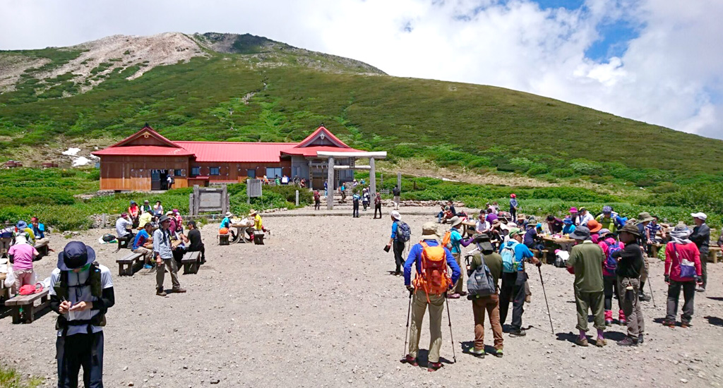 夏の時期は特に多くの登山客で賑わいます。